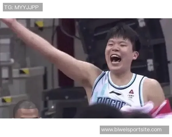 杨瀚森以丑香打法震慑老詹用塑料英语调侃湖蜜引发热议